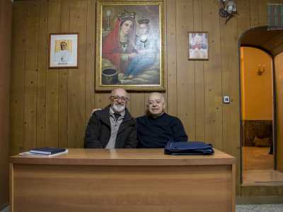 A questo punto ci avviamo verso l'uscita, ma prima notiamo una porticina che conduce alla sagrestia. Qui incontriamo Giovanni, presidente della confraternita e il parroco Don Antonio